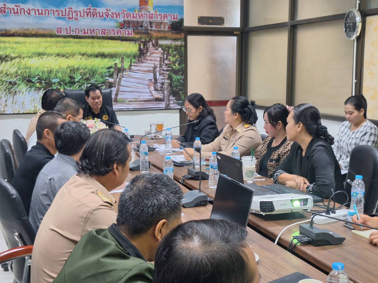 title - ผู้ตรวจราชการ ส.ป.ก. ลงพื้นที่จังหวัดมหาสารคาม ประชุมติดตามความก้าวหน้าผลการดำเนินงาน พร้อมตรวจเยี่ยมให้กำลังใจกลุ่มวิสาหกิจชุมชนผู้ปลูกสมุนไพร และกลุ่มวิสาหกิจชุมชนแปรรูปผลผลิตทางการเกษตร